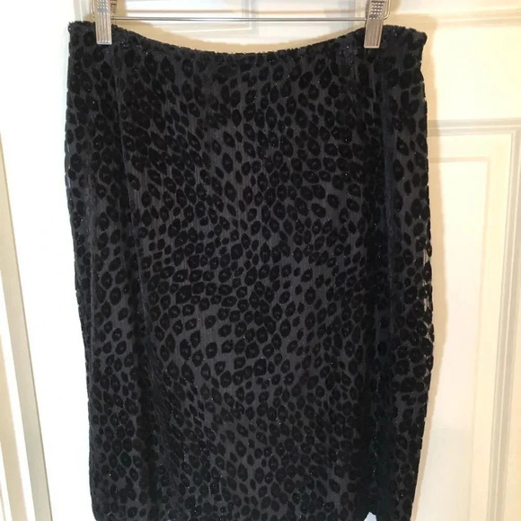 BEAUTIFUL black velvet and sheer metallic cheetah print pencil skirt size 6 - Picture 4 of 13